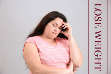 动机引述减肥和沉思超重妇女在光背景下