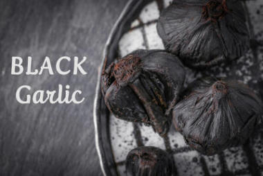 盤(pán)與黑大蒜 (蔥屬蒜), 特寫(xiě)