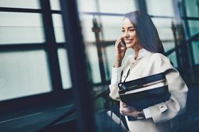 年轻有吸引力的女商人的肖像去办公室
