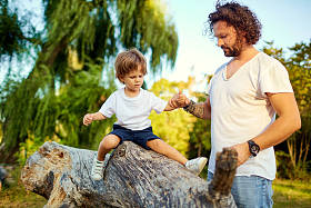 爸爸在公园里和儿子玩. 照片