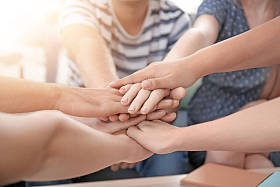 人们把手放在室内。团结理念图片