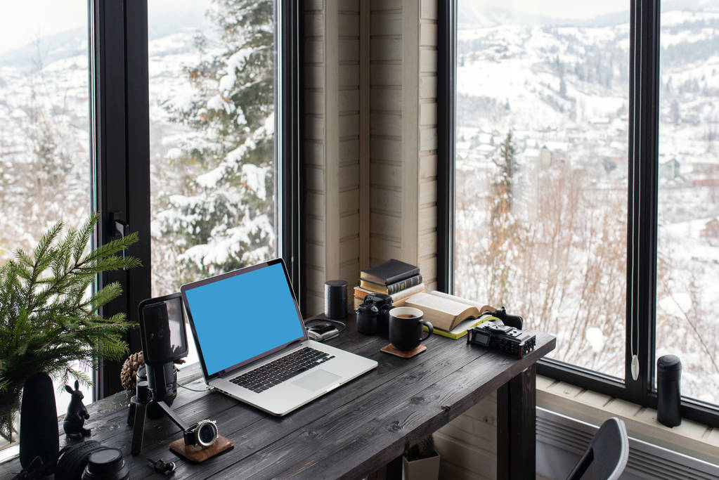 音频/视频编辑工作空间办公室与山景。摄影和录像设备 音频/视频编辑工作空间办公室与山景。摄影和录像设备