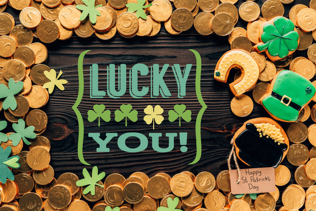 平躺在金色的硬币, 节日的饼干和幸运的, 你在木表面刻字 平躺在金色的硬币, 节日的饼干和幸运的, 你在木表面刻字