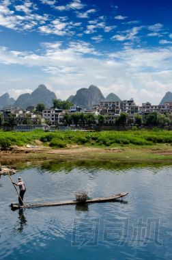 在 ulong 河附近陽朔竹筏