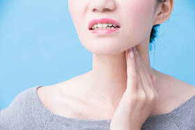 蓝色背景下甲状腺问题的妇女