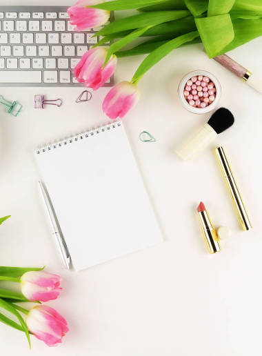 平躺, 頂景辦公室女性辦公桌, 女性化妝配件, 工作區(qū)與筆記本電腦, 杯咖啡。筆記本和花束粉紅色的郁金香。美麗的博客, 節(jié)日的概念。復制空間