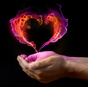 圣 Valentin 深色背景手上燃烧的心