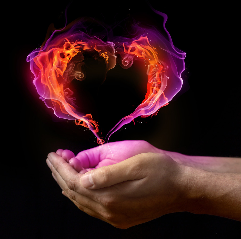 圣 Valentin 深色背景手上燃烧的心