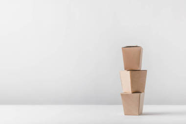 三面條盒在白色桌圖片