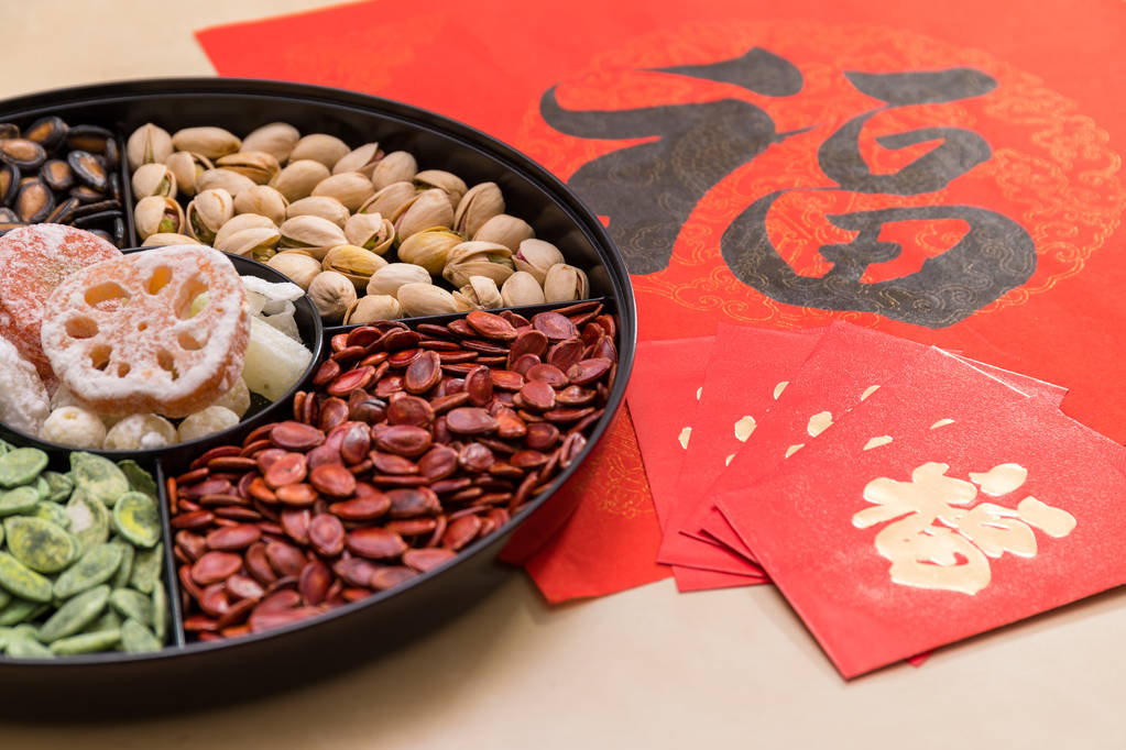 农历新年中国小吃托盘, 红色包和中国书法单词意味着运气