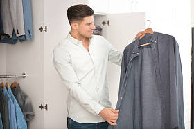 男人穿着时髦的衬衫在室内