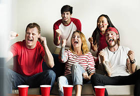 朋友欢呼世界杯与绘的旗子图片