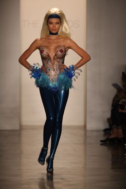 纽约- 9月11日:模特们在金发组合赛道上散步