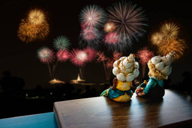 兩個(gè)孩子 (玩具) 坐著看煙火