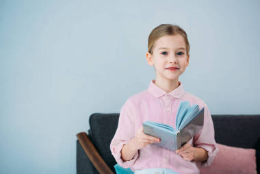 可愛的小孩子的肖像坐在沙發(fā)上在家