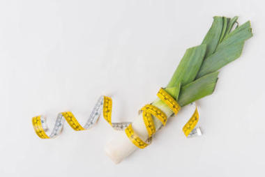 原绿韭菜, 带白色背景的卷尺