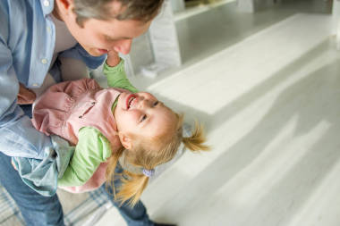 父親帶著小女兒.圖片