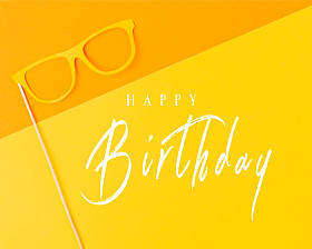 在黄色和橙色背景上的化装面具的顶部视图, 生日快乐题词