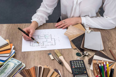 設(shè)計師用木制模特畫房子設(shè)計