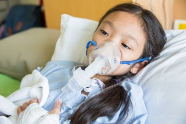 用呼吸面罩設(shè)備治療和治療女童病患者