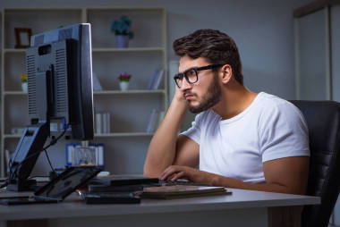 年輕人留在辦公室加班工作