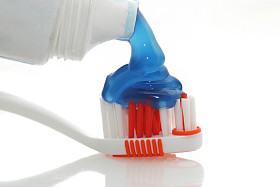 用牙膏的牙刷