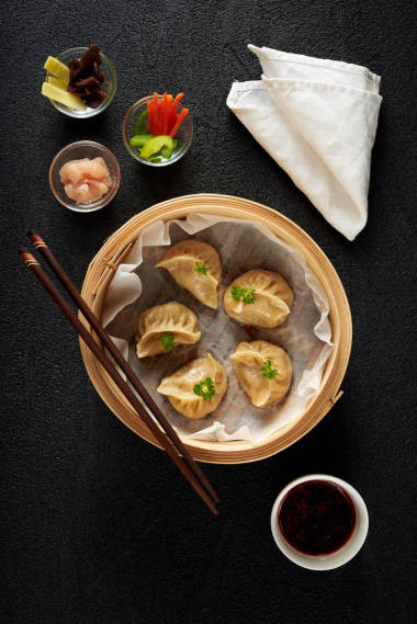 在蒸籠和成分的點(diǎn)心餃子頂視圖