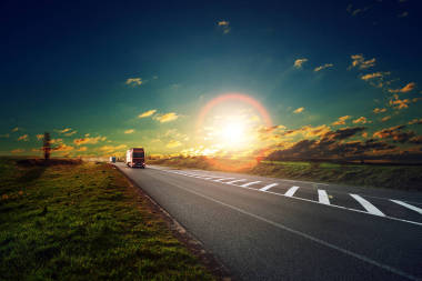 许多卡车在高速公路上日落图片