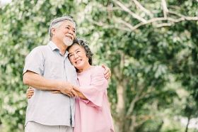 快乐的亚裔夫妇互相拥抱
