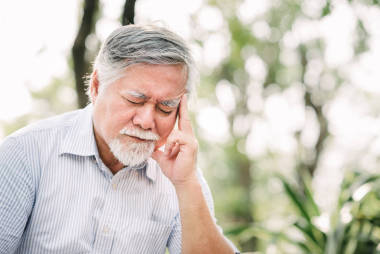 高級(jí)男子患頭痛圖片