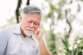 高级男子患头痛图片