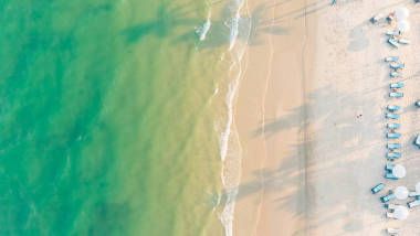 鸟瞰图的海滩和海图片