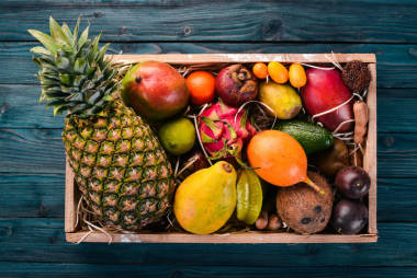 热带水果在一个木箱里。木瓜, 龙果, 毛丹, 罗望子, 仙人掌果, 鳄梨, granadilla, 杨桃, 金, 芒果, 山竹, 西番莲, 椰子