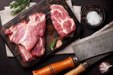 生豬肉和香料。頂部視圖圖片