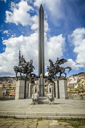 Asenevtsi 纪念碑在大特尔诺沃市大特尔诺沃在传统房子附近