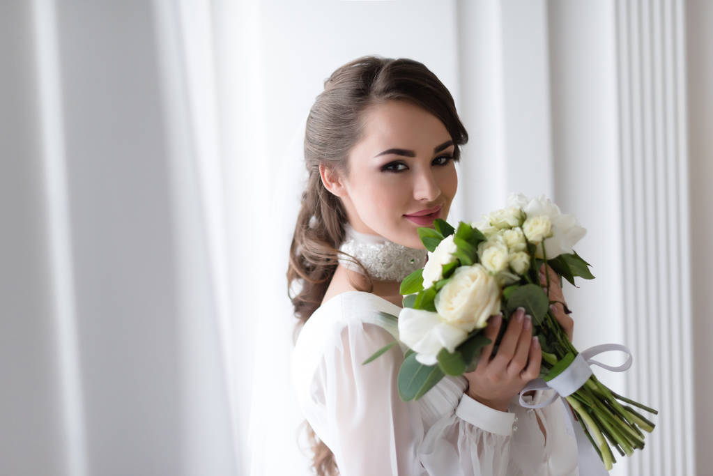 优雅的微笑新娘与婚礼花束 优雅的微笑新娘与婚礼花束