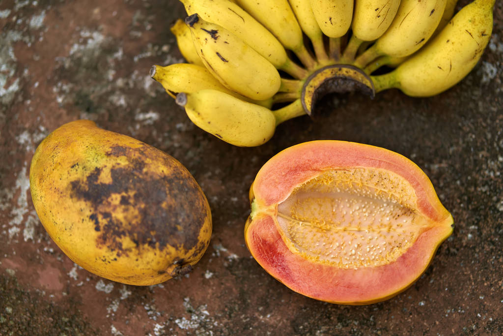 五颜六色的木瓜和香蕉图片 五颜六色的木瓜和香蕉图片