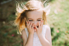 夏日公园微笑的可爱小女孩肖像