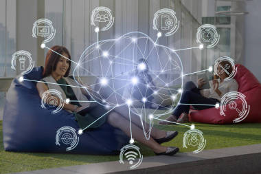 智能城市的各種圖標(biāo)的人工智能的多邊形腦形狀互聯(lián)網(wǎng)的東西技術(shù)超過(guò)集團(tuán)的人的商人使用的設(shè)備, Ai 和業(yè)務(wù)的概念