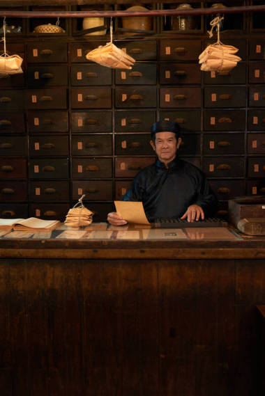 藥劑師的傳統(tǒng)亞洲醫(yī)學從業(yè)者肖像