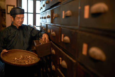 藥劑師工人從抽屜里取出干草藥