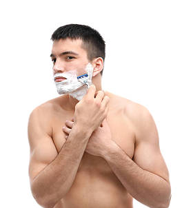 英俊的年轻男子剃须图片