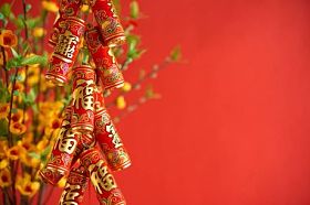 红色背景上的农历新年装饰