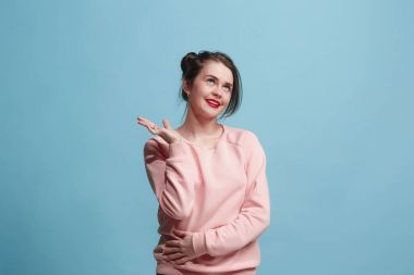 快樂(lè)的商業(yè)女性站在藍(lán)色背景上微笑