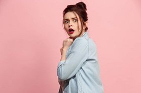 粉红色的受惊的女人的肖像图片
