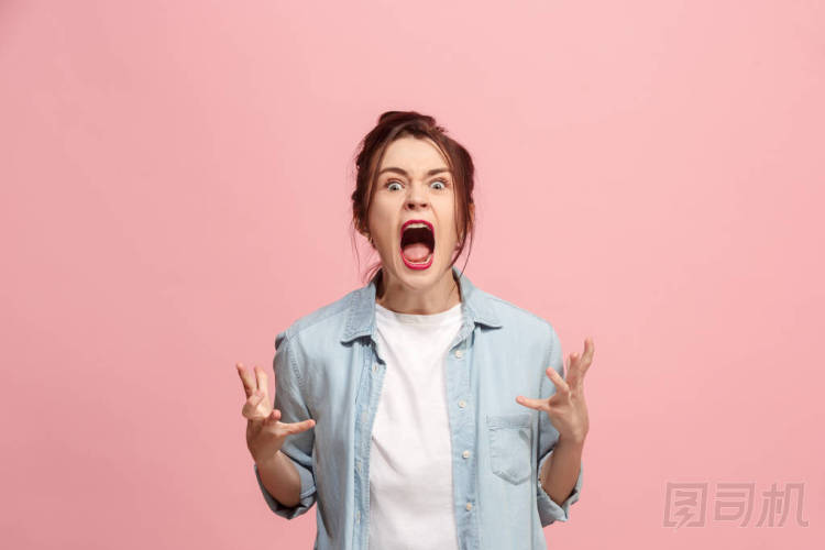 年輕的情緒憤怒的女人尖叫粉紅色工作室背景