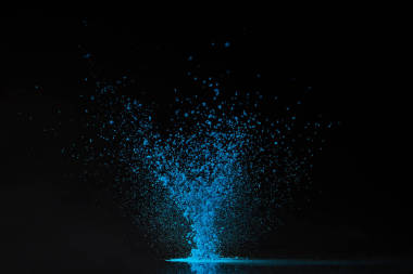 黑色的藍(lán)灑粉爆炸照片