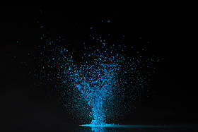 黑色的蓝洒粉爆炸照片