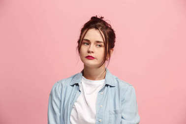 美丽的无聊的女人无聊的粉红色背景隔离 美丽的无聊的女人无聊的粉红色背景隔离