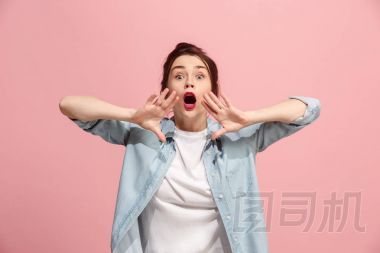 孤立的粉紅色年輕的休閑婦女在工作室大喊大叫